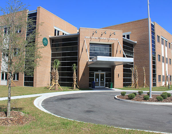学生健康中心所在的健康科学综合大楼主入口的外部。